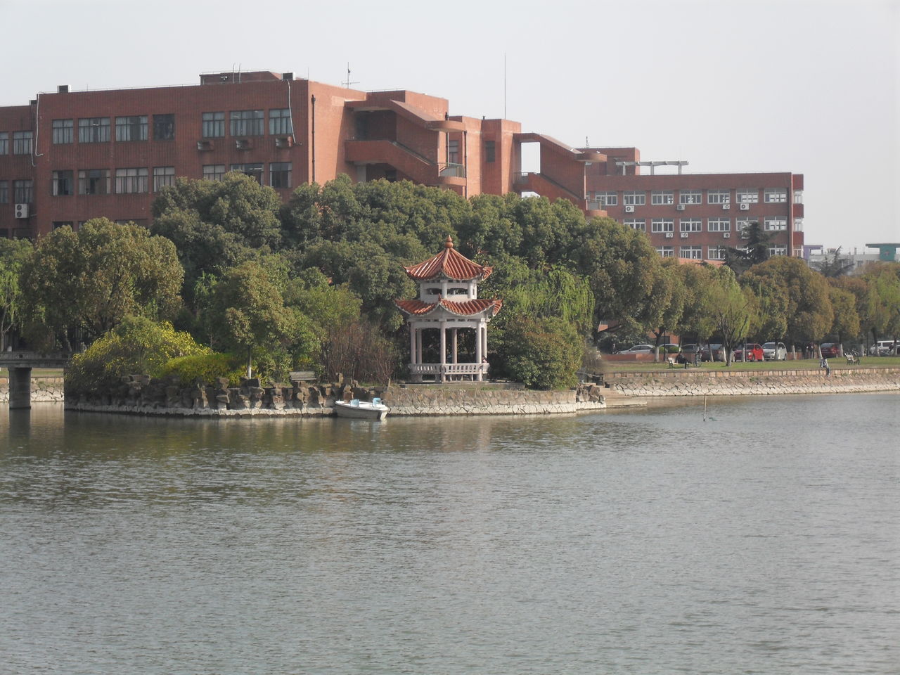 上海交通大学——湖中的亭子